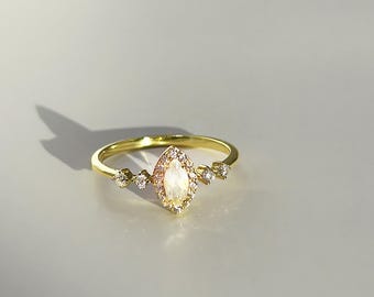 Maansteen gouden ring, natuurlijke maansteen verlovingsring, peer maansteen ring, echt 14k goud vermeil, alternatieve verlovingsring (zeldzame vondst)
