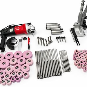 Könnte beinhalten: Ein rot-schwarzer elektrischer Winkelschleifer, ein silberner Metallständer mit federbelastetem Hebel, verschiedene silberne Metallstangen und eine große Sammlung rosa zylindrischer Schleifsteine in verschiedenen Größen auf weißem Grund.