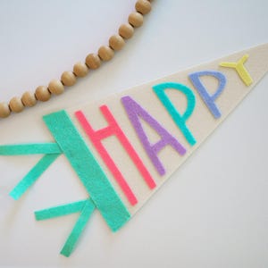 Wimpelkette Filz Wimpelkette | Filz Girlande fürs Kinderzimmer | Buntes Kinder-Happy-Zeichen | Filz Schlafzimmer Banner Dekor | Wimpelkette aus Filz