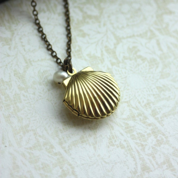 Melodien Medaillon mit echten Süßwasserperle, kleine Meerjungfrau Medaillon, SeaShell Medaillon, Süßwasserperle. Strand, Gold Messing Shell Schmuck, BFF