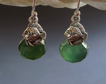 Pendientes de pescado de plata de ley - pendientes náuticos de plata de ley - calcedonia verde - briolette de piedra preciosa verde - regalo amante del pescado
