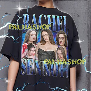 Pode incluir: T-shirt preto oversized com um gráfico de Rachel Sennott e o texto "RACHEL SENNOTT PALMASHOP". A camisa tem gola redonda e mangas curtas. O design inclui imagens de Rachel Sennott. A camisa é unissex.