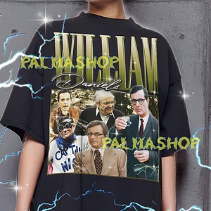 Könnte beinhalten: Schwarzes übergroßes T-Shirt mit einem Vintage-Bild von Schauspielern. Das Shirt hat den Text "WILLIAM DANIELS" in goldfarbenen Buchstaben, mit "PALMASHOP" darüber und darunter. Das Shirt wird von einer Person getragen.