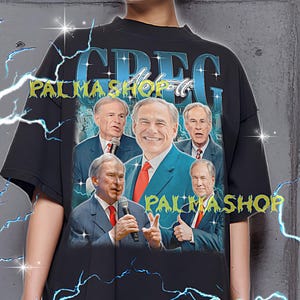 Puede incluir: Camiseta negra unisex con un gráfico de varios hombres con trajes y el texto "GREG PALMASHOP". La camiseta tiene cuello redondo y mangas cortas. El texto "PALMASHOP" también está impreso. La modelo lleva una camiseta XL.