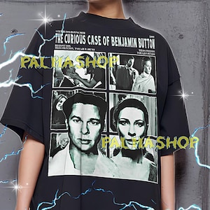 Może przedstawiać: Czarny t-shirt z grafiką z filmu "Ciekawy przypadek Benjamina Buttona". Projekt zawiera kadry z filmu i tekst. Koszulka ma okrągły dekolt i krótkie rękawy. Widoczny jest również tekst "PALMASHOP".