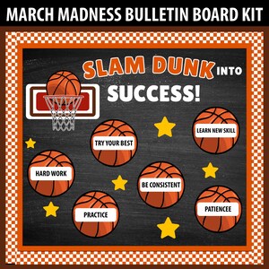 Può includere: Un kit per bacheca a tema basket per March Madness. Il design include un pallone da basket che entra in un canestro, palloni da basket con frasi motivazionali e stelle gialle. Il testo recita "Slam Dunk Into Success!"