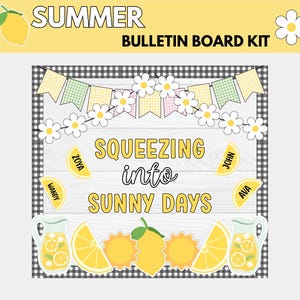 Puede incluir: Kit de tablón de anuncios de verano con temática de limón. El diseño incluye una pancarta, margaritas, rodajas de limón con nombres y la frase "Squeezing into Sunny Days". El fondo tiene un patrón de cuadros blanco y negro.