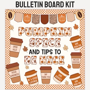 Może przedstawiać: Zestaw na tablicę ogłoszeń z napisem PUMPKIN SPICE AND TIPS TO BE NICE. Projekt zawiera szachownicową ramkę, girlandę z ziarnami kawy i dyniami oraz liczne ilustracje kubków do kawy z nadrukowanymi hasłami, takimi jak POUR KINDNESS.
