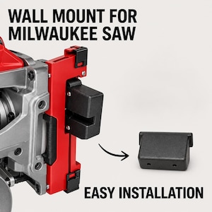 Puede incluir: Un soporte de pared rojo y plateado para sierra Milwaukee con un componente de plástico negro. El texto WALL MOUNT FOR MILWAUKEE SAW y EASY INSTALLATION es visible. Una flecha negra apunta desde el soporte hacia una pieza de plástico negra separada.