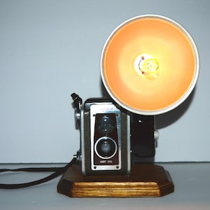 Table Lamp Night Light~Repurposed Upcycled Vintage Kodak Brown Duaflex IV Camera Lamp w-Edison Bulb. Camera is mounted on a wood base.