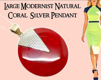 Colgante modernista de coral y plata con piedras preciosas.