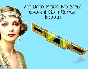 Könnte beinhalten: Grüne und goldene Emaille-Brosche im Art-Deco-Stil. Die Brosche hat eine rechteckige Form mit einem goldenen Rand und einem Design aus grüner, gelber und schwarzer Emaille. Der Text "Art Deco Pierre Bex Style Green & Gold Enamel Brooch" wird angezeigt.