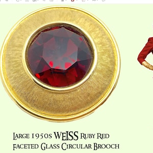 Puede incluir: Un broche circular grande con una piedra central de cristal rojo rubí facetado engastada en un marco de metal dorado texturizado. El texto dice: LARGE 1950S WEISS RUBY RED FACETED GLASS CIRCULAR BROOCH. A la derecha se ve una figura con traje rojo.