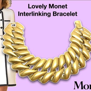 以下が含まれることがあります： 塊状のテクスチャデザインの、ゴールドトーンのインターロッキングチェーンブレスレット。ブレスレットはモネ製です。
