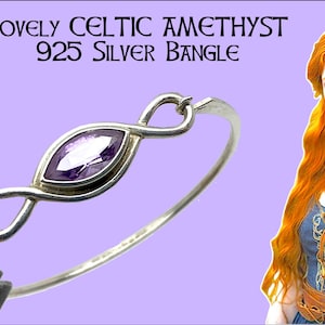 Könnte beinhalten: Ein silbernes Armband mit keltischem Knotenmuster und einem zentralen, ovalförmigen Amethyststein. Der Text "Lovely Celtic Amethyst 925 Silver Bangle" ist oben zu sehen. Das Armband wird vor einem hellvioletten Hintergrund präsentiert.