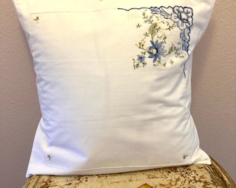Handgjort örngott med broderad blommotiv, 16x16, stugdekor