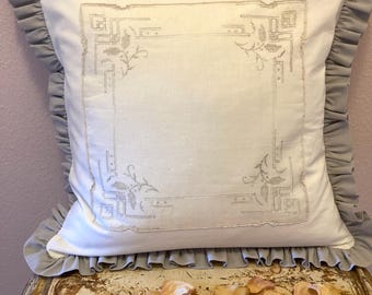 Handgjort vintage broderat örngott, vintage näsduk, grå volang