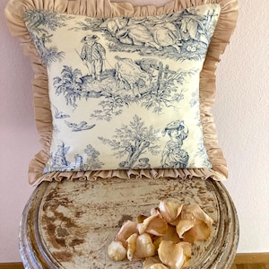 Echte handgemaakte authentieke Toile de Jouy-kussenhoes in blauw 16 x 16&quot; (40,5 x 40,5 cm) en butternut voor een Franse barokke cottage-look