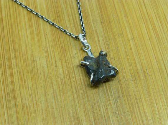 セリコパラサイト隕石シルバーペンダント：希少な宇宙ジュエリー