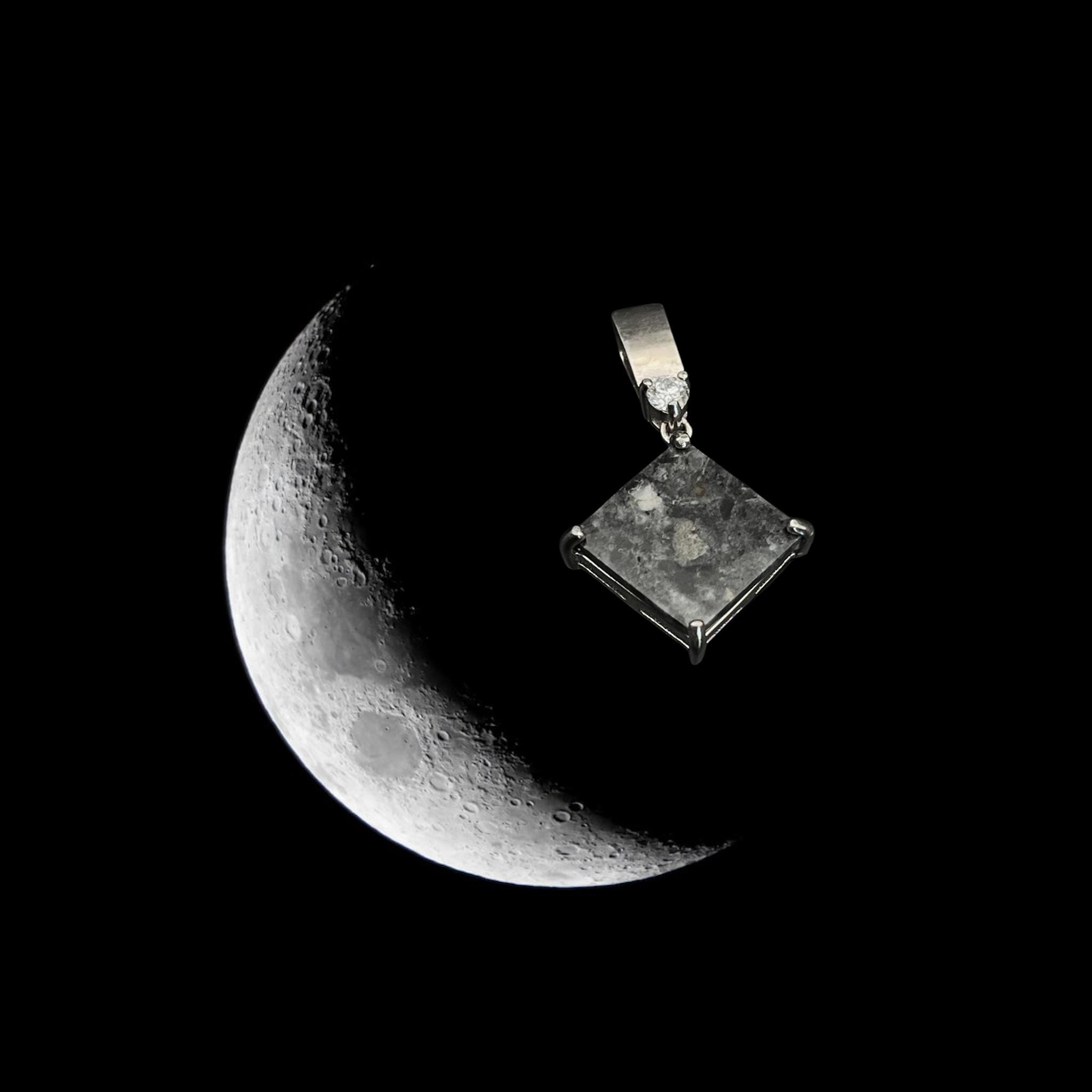 本物の月の隕石シルバーペンダント：ラボグロウンダイヤモンドを使用
