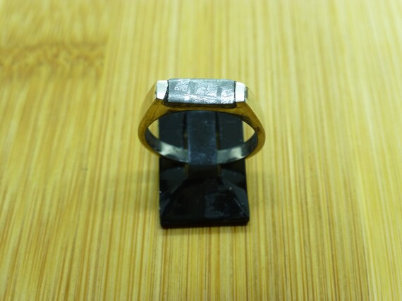 Meteor clearance rock ring