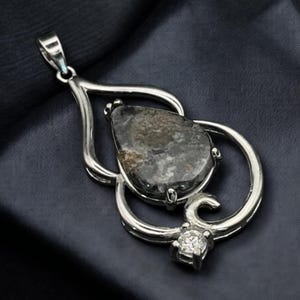 本物の月の隕石ペンダント：スターリングシルバーのムーンロックと