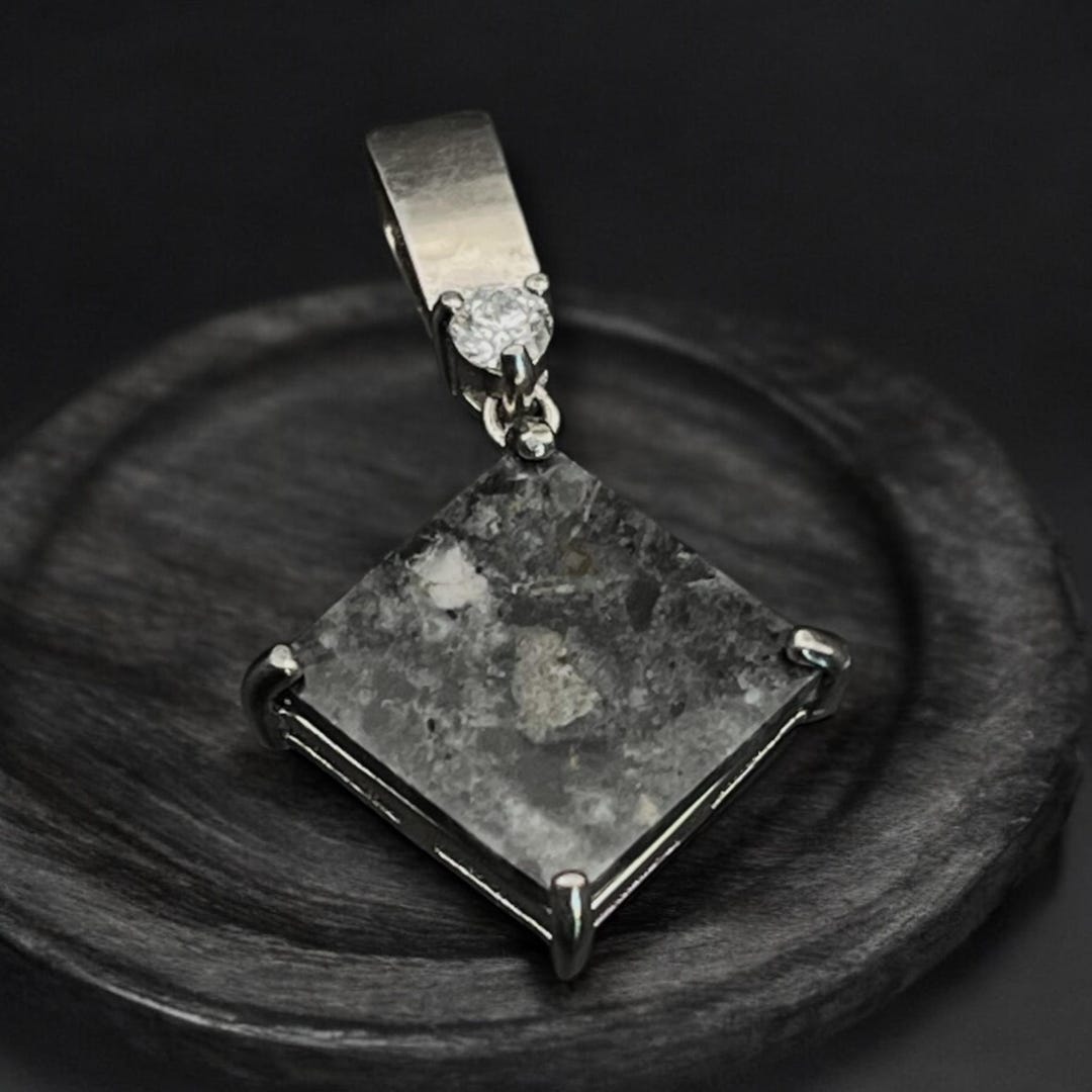 本物の月の隕石シルバーペンダント：ラボグロウンダイヤモンドを使用