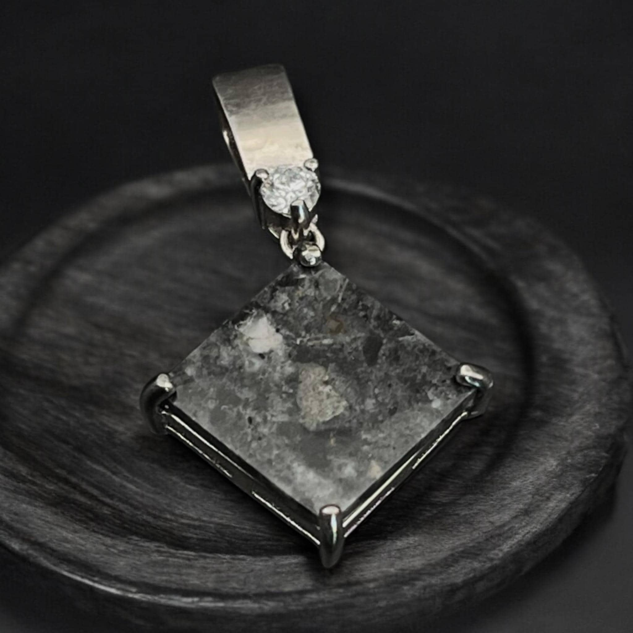 本物の月の隕石シルバーペンダント：ラボグロウンダイヤモンドを使用