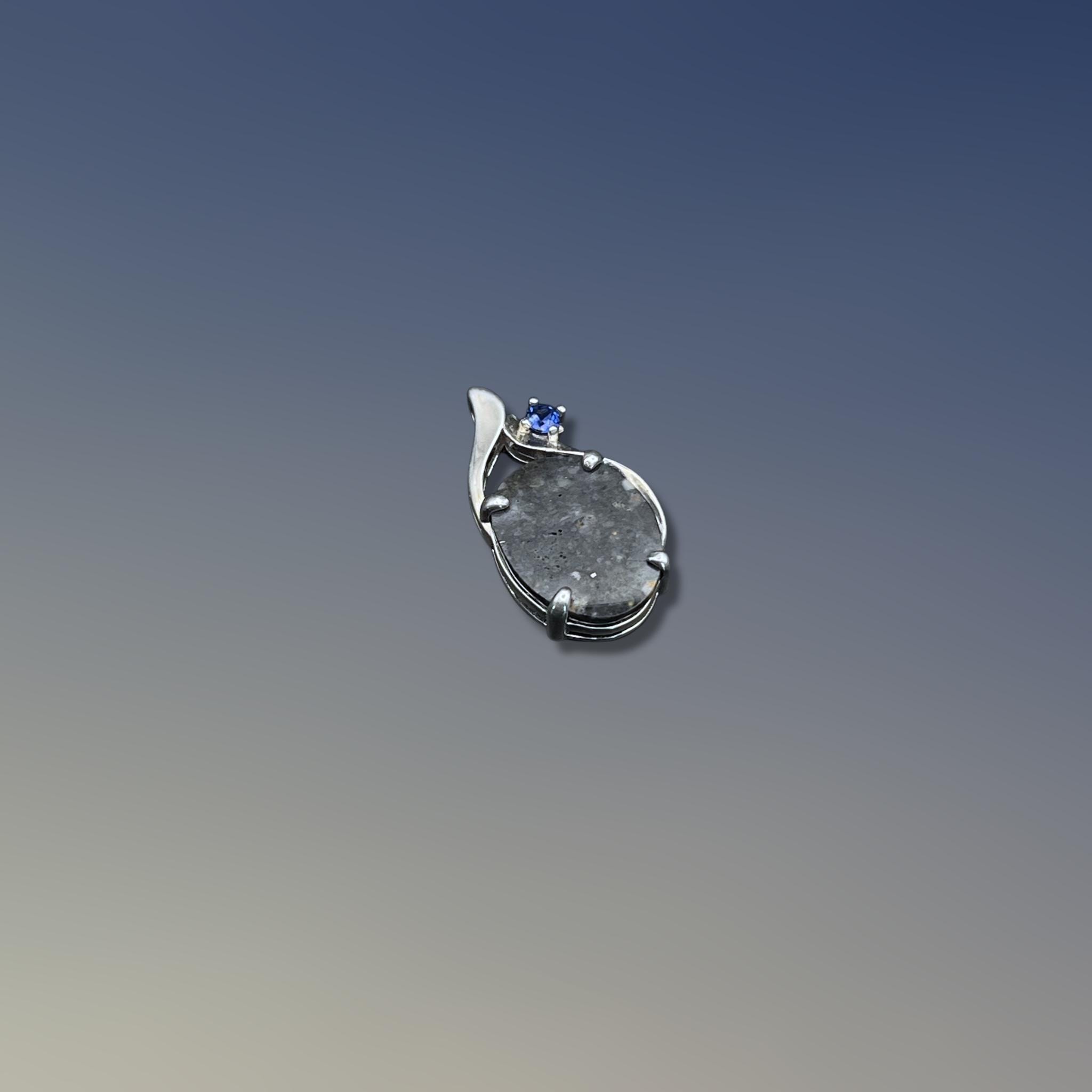 本物の月の隕石ペンダント：スターリングシルバーのムーンロックと