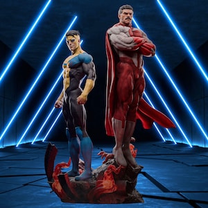 Puede incluir: Dos figuras de superhéroes. Una figura viste un traje negro, amarillo y azul, y la otra un traje rojo y blanco con una capa roja. Están sobre una base rocosa con llamas, contra un fondo azul oscuro con luces de neón azules.