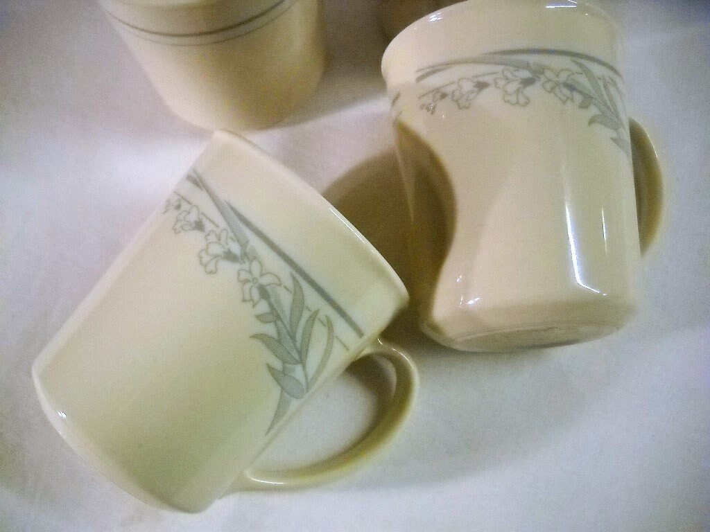 Vintage Corelle Coffee Or Tea Cups, Set of 4 Mugs in Meadow Pattern –  Funkyhouse Vintage