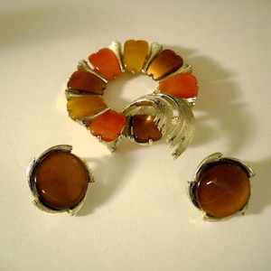 Vintage Lisner Jewlery Multicolor Thermoset Plastic Brooch & Earrings Set 1960&#39;s
