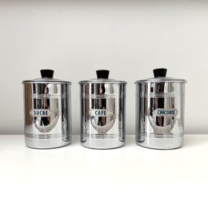 Set med tre glänsande kryddburkar i metall, elegant antik design för köket, sockerskål, kaffekanna, cikoriakanna, antik fransk inredning