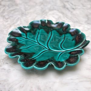 Plat de service vintage en barbotine - Feuille verte bord noir vénée- Verceram années 50, céramiques anciennes et de design rétro, déco chic