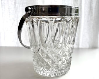 Petit seau à glace de table type ananas, en cristal ciselé , années 60, décor très fourni, cerclage et poignée chromés Typique des années 60