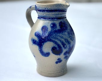 背の高い陶器のピッチャー、青と白、手描き、番号入り。 - Etsy 日本