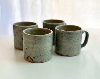 Set di 4 tazze da caffè in gres smaltato, incise con il disegno Migeon, La Borne, Tourne Main