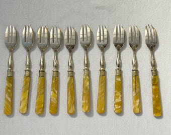 Set of 9 vintage gold metal dessert forks, yellow bakelite handle, elegant tableware, antique tableware, colorful table