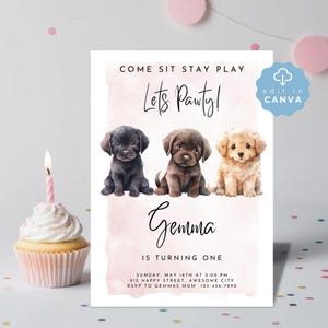 Puede incluir: Invitación de fiesta de cumpleaños rosa y blanca con tres cachorros. La invitación dice "Come Sit Stay Play Let's Party!" y "Gemma cumple un año".