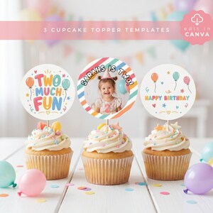Op de afbeelding: Drie cupcakes met ronde papieren toppers. De linker topper bevat de tekst TWO MUCH FUN. De middelste topper toont een foto van een kind met de tekst SARAH'S IS TWO. De rechter topper bevat de tekst HAPPY BIRTHDAY met ballonillustraties.