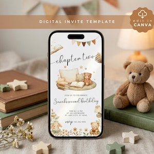 Puede incluir: Una plantilla de invitación digital en la pantalla de un smartphone con el texto "chapter two" y los detalles de "Sarah's second birthday". El diseño incluye ilustraciones de un oso de peluche, libros y estrellas, con una paleta de colores suave y neutra.