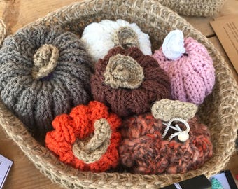 Caja misteriosa de calabazas tejidas a crochet para Halloween