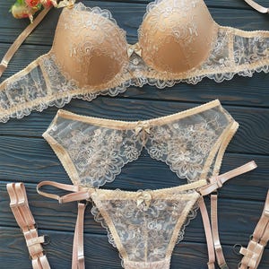 Beige kanten lingerieset | Elegante geborduurde bh en slipje voor bruiloft, jubileum, luxe en speciale gelegenheden