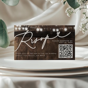 Puede incluir: Tarjeta RSVP de madera rústica con una fuente de escritura blanca y un código QR. El texto dice "RSVP" y "Por favor, responda antes del 25 de julio de 20XX".