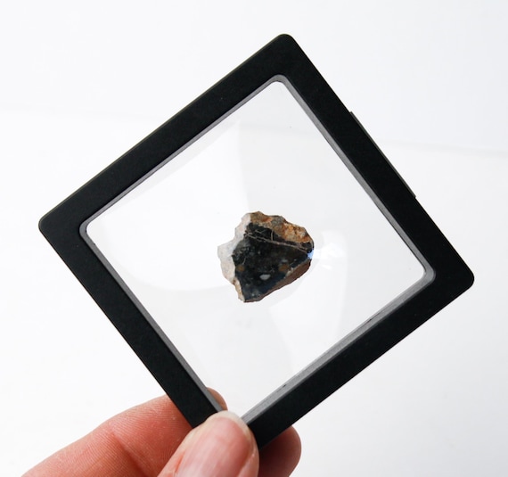 希少な月の隕石 - 月の破片化した角礫岩 - NWA 15373 - Etsy 日本