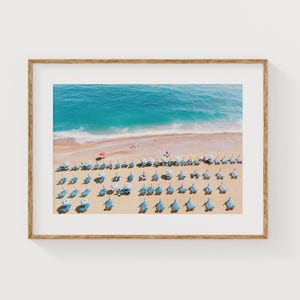 Positano Strand Luftbild – Küste Italien Wandkunst, Amalfiküste Fotografie, Blue Umbrella Sommer Vibes, Mittelmeer Reise Dekor