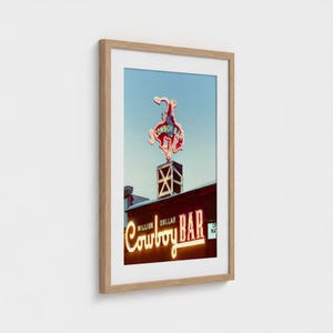 Vintage Million Dollar Cowboy Bar Print: Jackson Hole Wyoming Västra väggkonst, present till honom Framed Print (Wood)