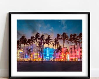 Arte mural de Miami: Noche de neón en Ocean Drive, impresión fotográfica de estilo Art Déco tropical.