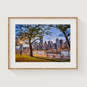 New York City Wall Art – Luci serali di Manhattan da Roosevelt Island, Panchina romantica del parco, Stampa dello skyline di New York, Decorazione urbana, Regalo