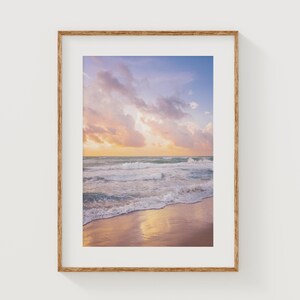 Foto artistica di un'alba sulla spiaggia della Florida, con onde che si infrangono, un'alba costiera, un'opera d'arte murale in toni pastello - Fotografia di spiagge della Florida